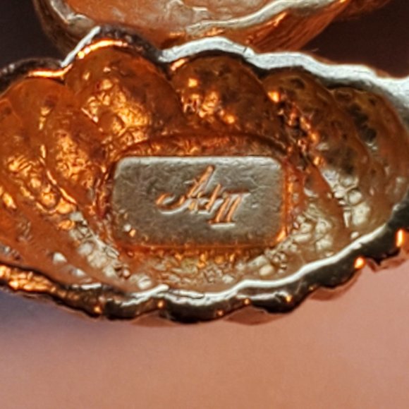 3/$15 Retro Signed Act 2 Gold Tone Large 2" Wreath Brooch - Picture 3 of 3